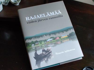 Kansikuvassa on Kivelän taloryhmä